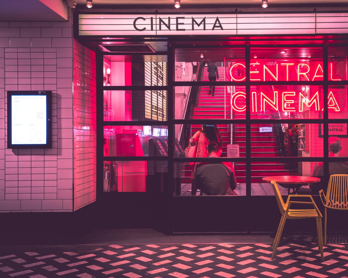 焦俊艳《凝脂手》北京首映 陈建斌惊喜现身映后（封面配图）